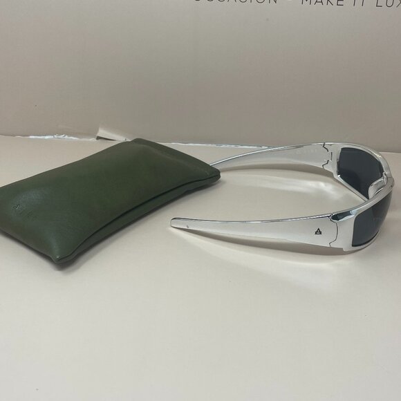 Aire | Scorpian Sunglasses in Black & Smoke Mono - Picture 4 of 8